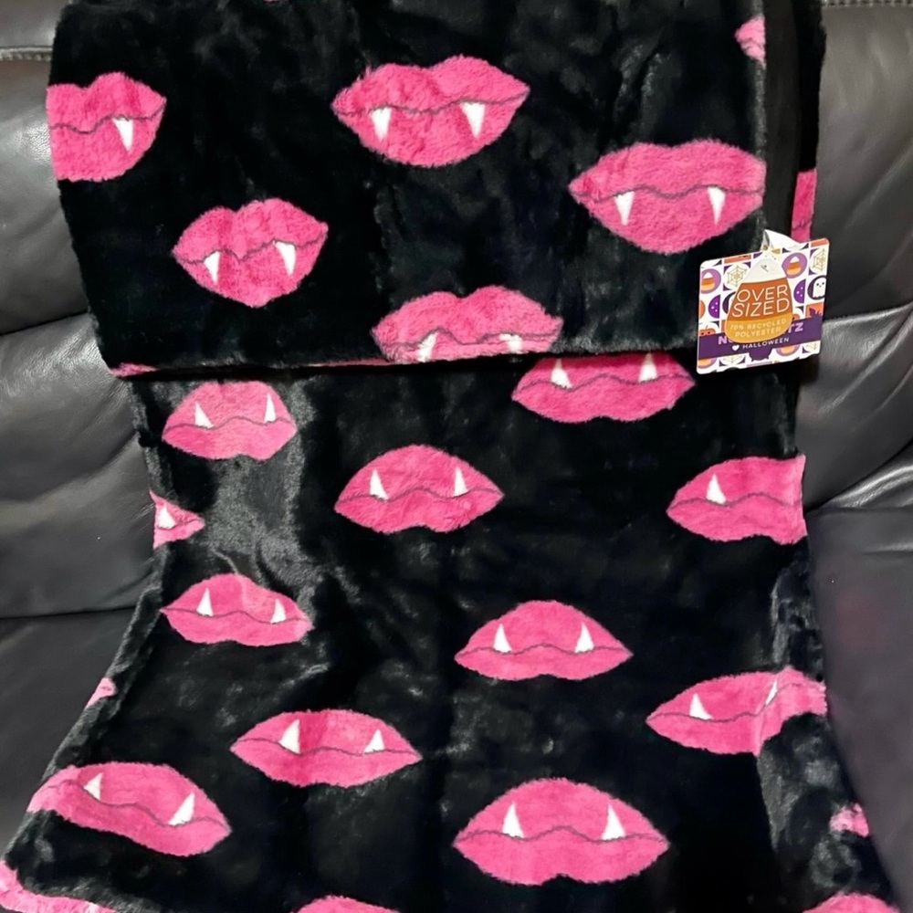 Halloween Vampire Lips Faux Fur Throw - Novogratz Vampire Lips Throw